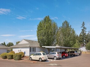Highland Court Apartments in North Plains, OR - Building Photo - Building Photo