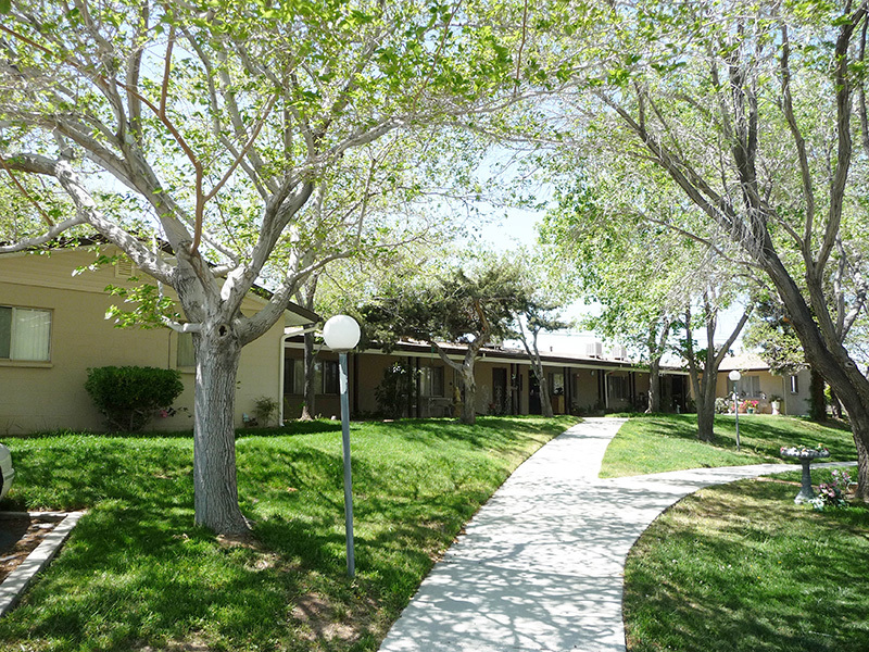 Mayflower Gardens Senior Living 55+ in Lancaster, CA - Foto de edificio