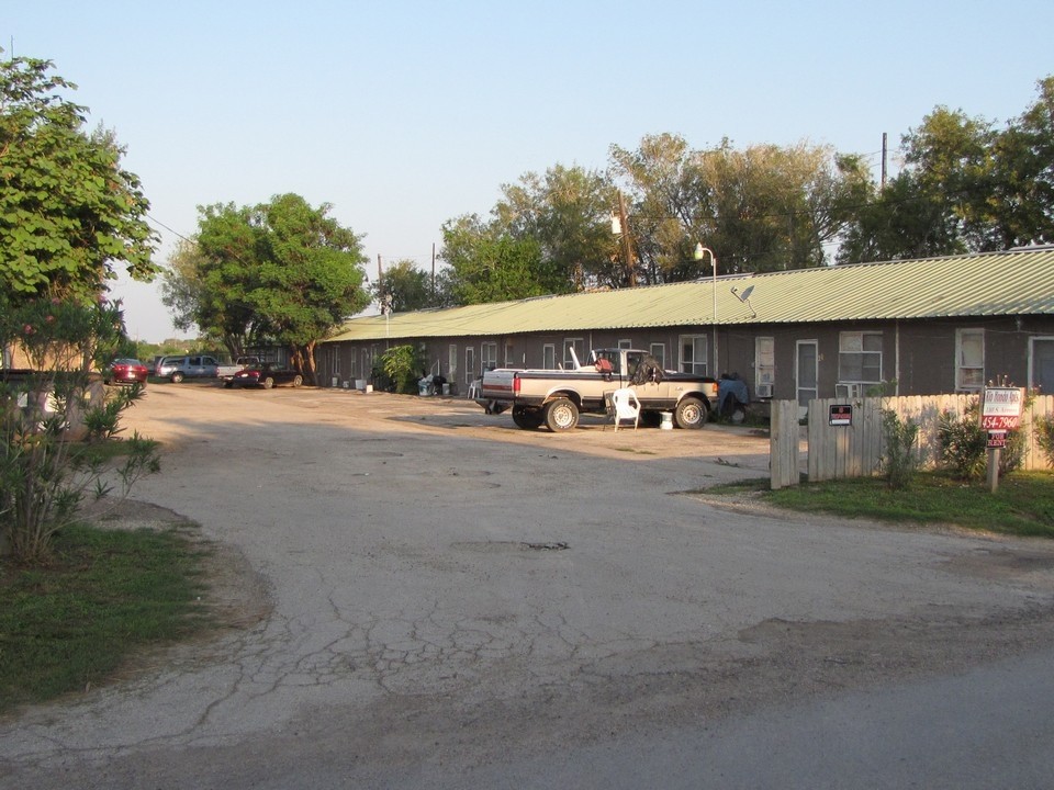 110 S Arroyo Blvd in Rio Hondo, TX - Foto de edificio