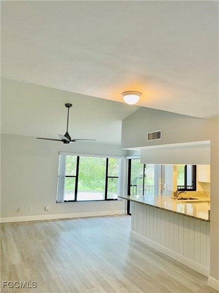 5650 Trailwinds Dr in Ft. Myers, FL - Foto de edificio - Building Photo