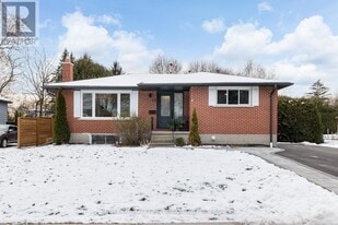 12 Lambs Ln in Bowmanville, ON - Building Photo