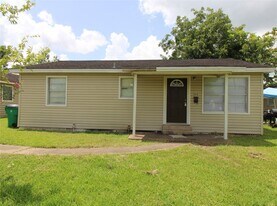 104 Prewitt Ln in West Columbia, TX - Building Photo