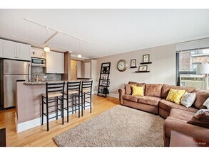 419 W Wellington Ave, Unit C in Chicago, IL - Foto de edificio - Building Photo