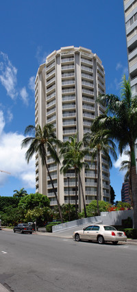 Holiday Village Condominium in Honolulu, HI - Building Photo - Building Photo