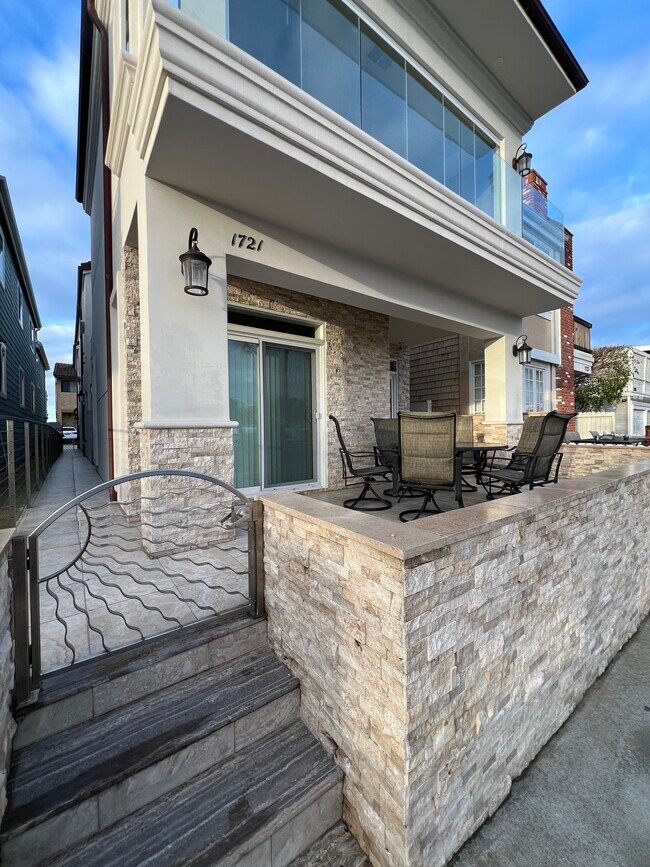 1721 W Balboa Blvd in Newport Beach, CA - Building Photo - Building Photo