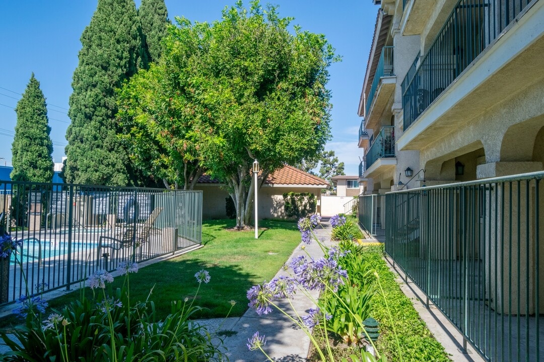 San Miguel Apartments in Huntington Beach, CA - Foto de edificio