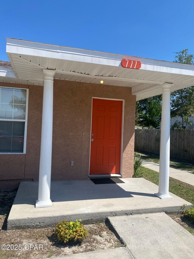 property at 711 N 9th St