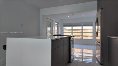 2100 N 57th Way in Hollywood, FL - Foto de edificio - Building Photo