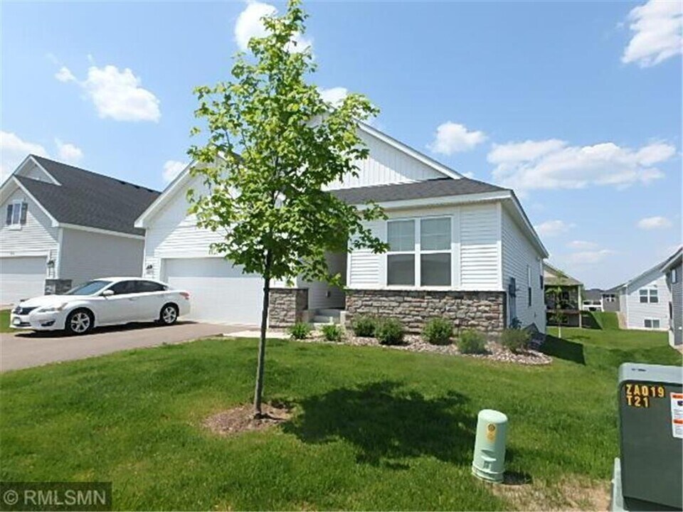 7640 38th St N in Oakdale, MN - Building Photo