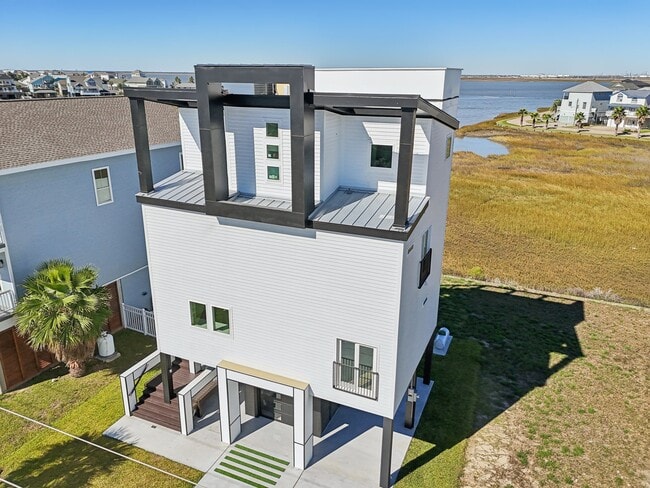 830 Tiki Dr in Tiki Island, TX - Building Photo - Building Photo