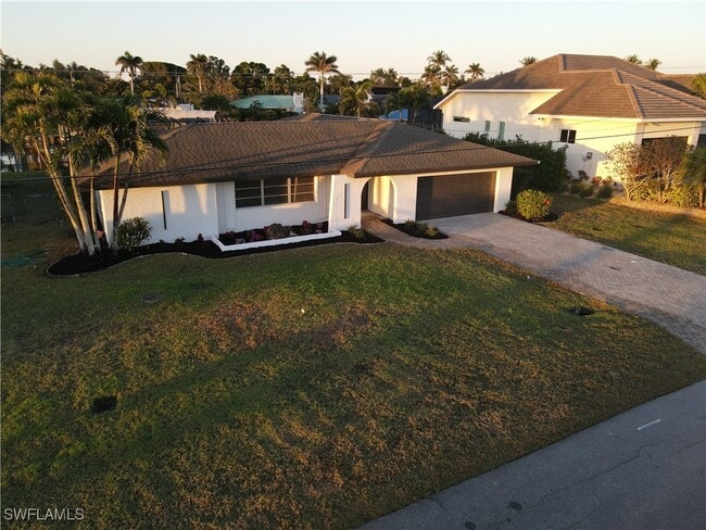 1041 N Waterway Dr in Ft. Myers, FL - Foto de edificio - Building Photo