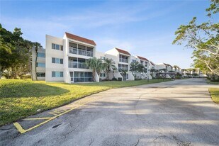 100 Lakeview Dr in Weston, FL - Building Photo