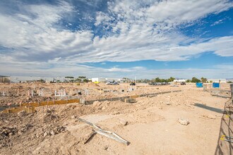 Alma Henderson in Henderson, NV - Foto de edificio - Building Photo