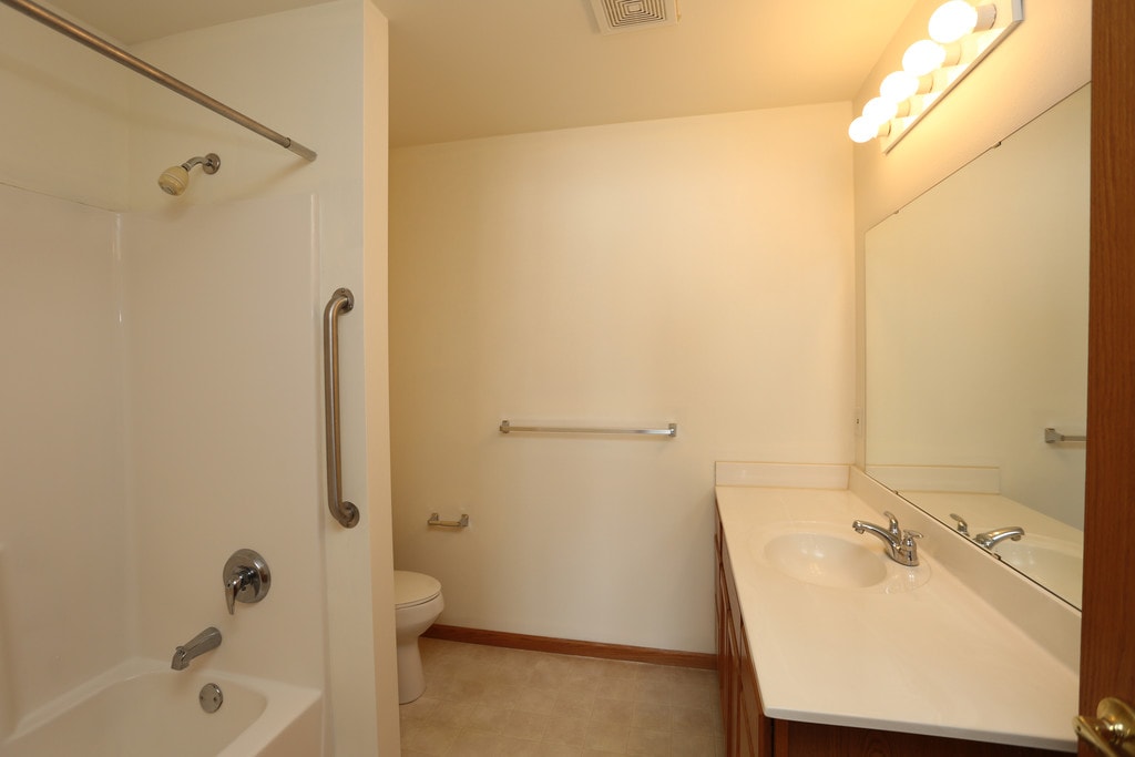 Quail Pointe Apartment Homes in Pewaukee, WI