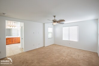 5452 Silent Springs Dr in Las Vegas, NV - Building Photo - Building Photo