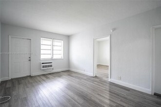 1208 71st St in Miami Beach, FL - Foto de edificio - Building Photo