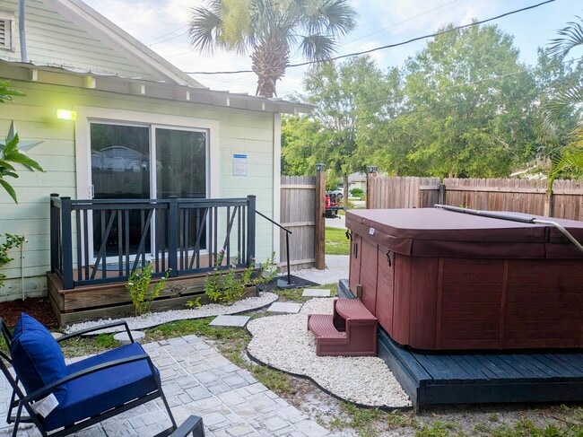 448 Avenue A NE, Unit Cozy Cottage