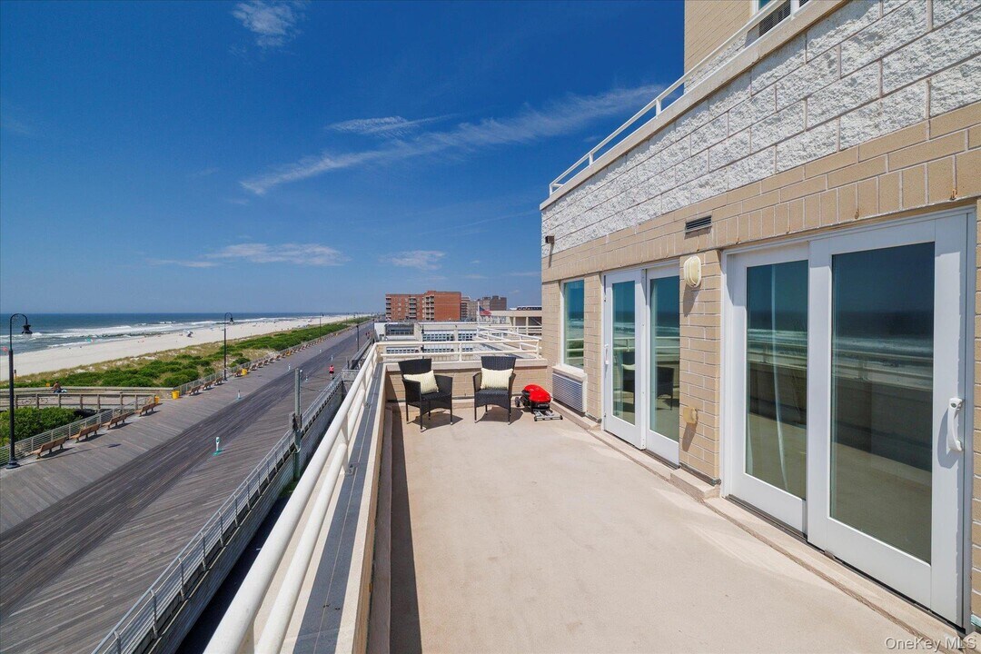 450 W Broadway in Long Beach, NY - Building Photo