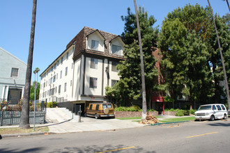 435 S Kenmore Ave in Los Angeles, CA - Foto de edificio - Building Photo