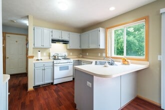 5657 Sugarberry Dr SE in Kentwood, MI - Foto de edificio - Building Photo