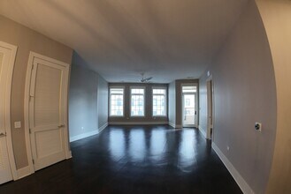 2050 N Clark St, Unit 303 in Chicago, IL - Building Photo - Building Photo