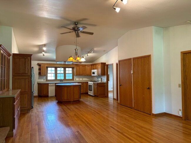 6212 Strathmore Ln in Madison, WI - Building Photo - Building Photo