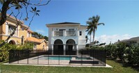 11002 Vanderbilt Dr in Naples, FL - Foto de edificio - Building Photo