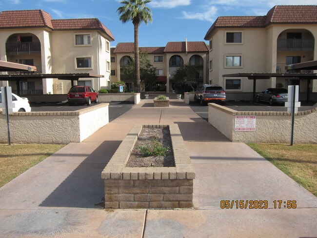 property at 3033 E Devonshire Ave