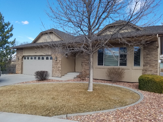 property at 725 Woodridge Court