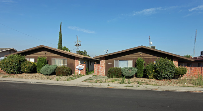 1017 N Villa Ave in Dinuba, CA - Foto de edificio - Building Photo