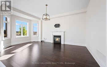 123 Bond Crescent in Richmond Hill, ON - Building Photo - Building Photo