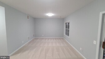 47682 Sandbank Square in Sterling, VA - Building Photo