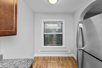 550 W Arlington Pl, Unit 704 in Chicago, IL - Building Photo - Building Photo