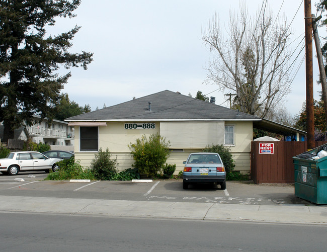 880-888 West Ave in Santa Rosa, CA - Foto de edificio - Building Photo