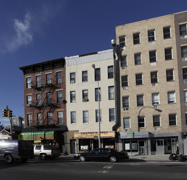 895 Grand St in Brooklyn, NY - Foto de edificio - Building Photo