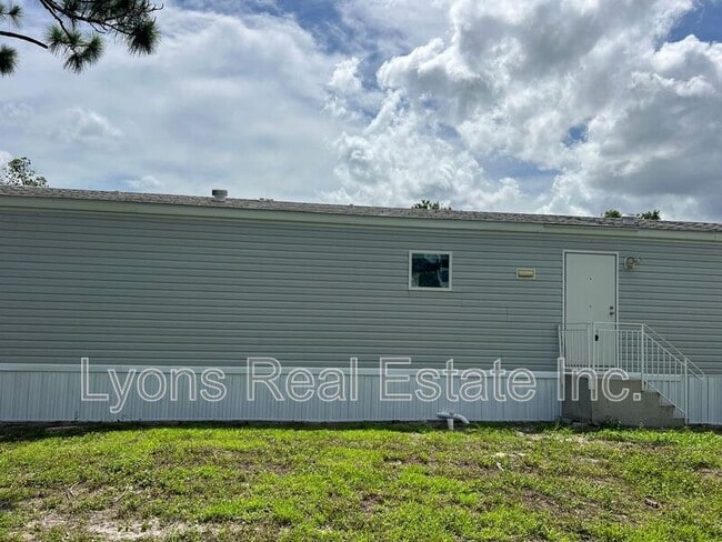 8086 Heck Dr in North Fort Myers, FL - Building Photo - Building Photo