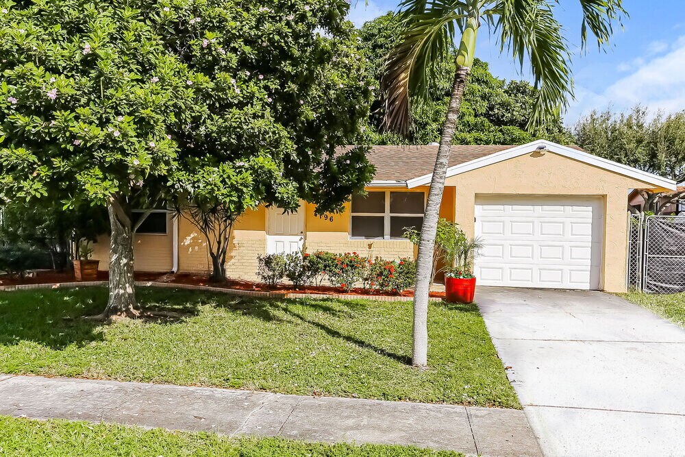 4196 Centurian Cir in Greenacres, FL - Building Photo