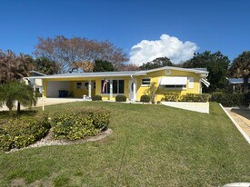 3393 NE Sandra Dr in Jensen Beach, FL - Building Photo