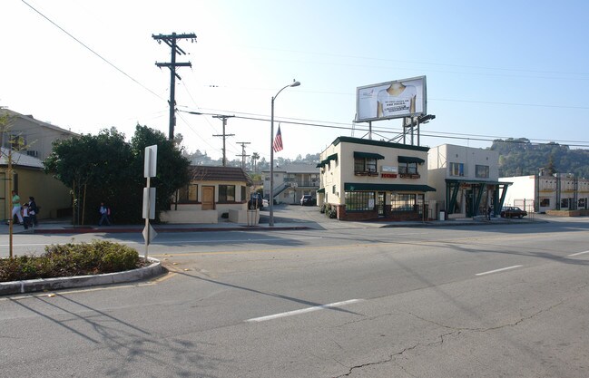 1142 E Chevy Chase Dr in Glendale, CA - Foto de edificio - Building Photo