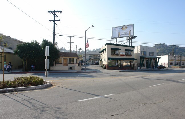 1142 E Chevy Chase Dr in Glendale, CA - Building Photo - Building Photo