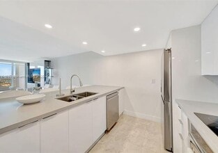 1717 N Bayshore Dr, Unit A-3533 in Miami, FL - Foto de edificio - Building Photo