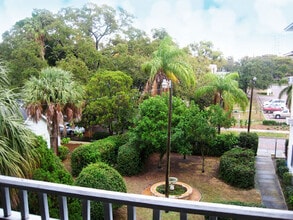 Sans Souci Apartments in St. Petersburg, FL - Foto de edificio - Building Photo
