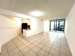 210 Lake Pointe Dr in Oakland Park, FL - Building Photo - Building Photo