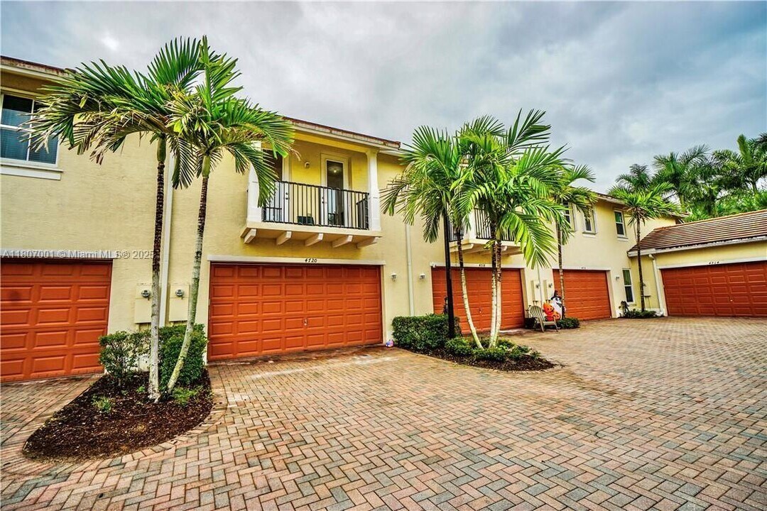 4720 Monarch Way in Coconut Creek, FL - Building Photo