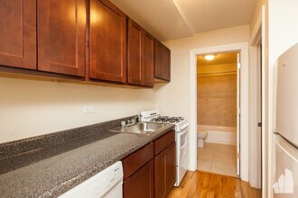 1435 N Dearborn St, Unit B2 in Chicago, IL - Building Photo - Building Photo