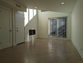 939 W Grace St, Unit 954F-101 in Chicago, IL - Building Photo - Building Photo
