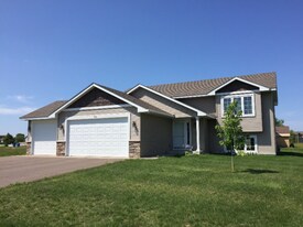 1061 Taft St S in Cambridge, MN - Building Photo