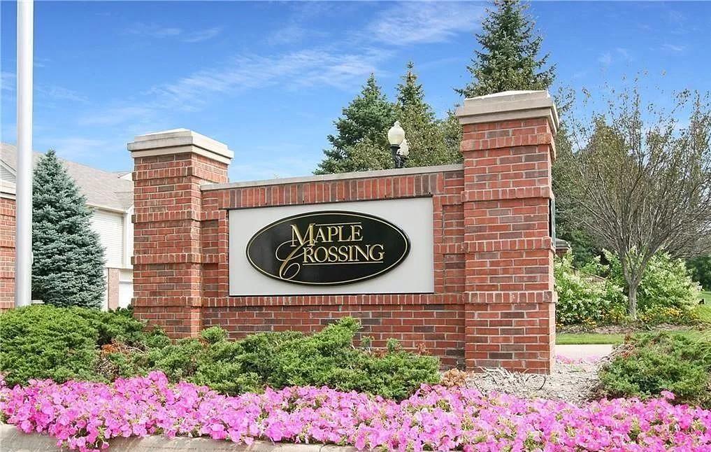 20211 Chesapeake Cir, Unit 20211 in Walled Lake, MI - Building Photo
