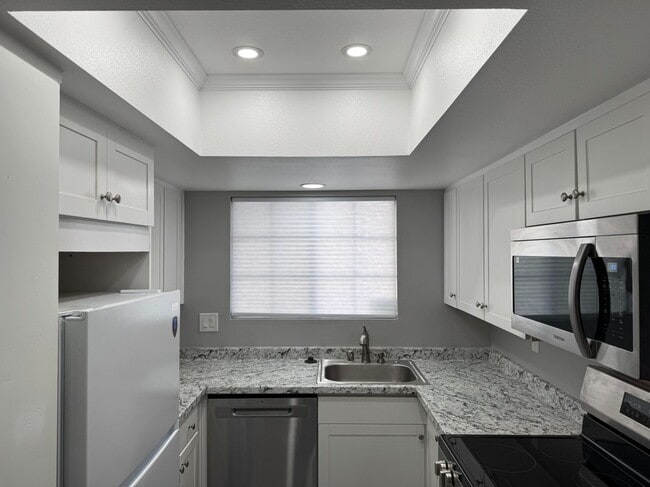 26162 Sanz in Mission Viejo, CA - Foto de edificio - Building Photo