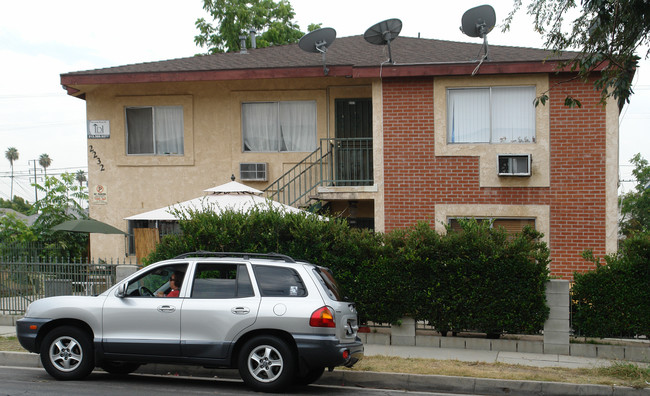 2232 Yosemite Dr in Los Angeles, CA - Foto de edificio - Building Photo